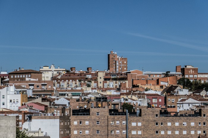 vista lejana ciudad fotografia edificio fachada ventanas hogares arquitectura paisaje urbano siuacionismo psicogeografia antonio beltran